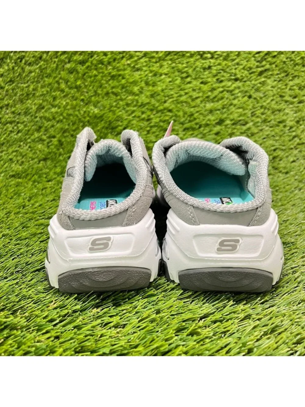 Skechers D'Lites Resilient Womens Size 7 Gray White Athletic Slip On Mule Shoes